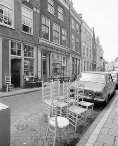 881004 Gezicht in de Haverstraat te Utrecht, met links de meubelmakerij van Redering en Lakerveld (Haverstraat 14).